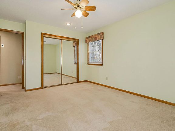 4th image of 815 E 118th Ter