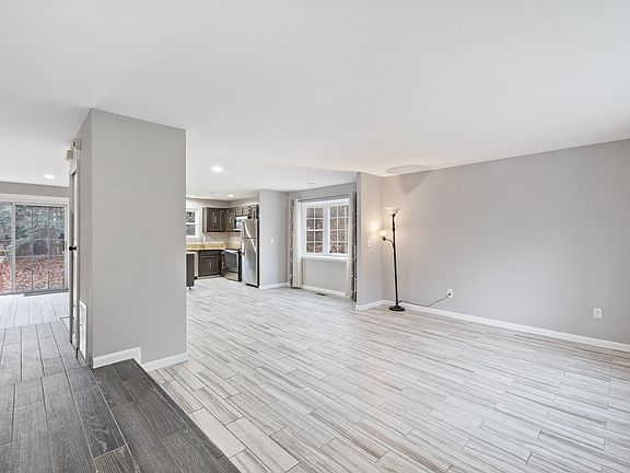 OPEN LAYOUT WITH NATURAL LIGHT AND FUNCTIONAL FLOW