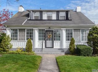 9 Chestnut St, Garden City, NY 11530