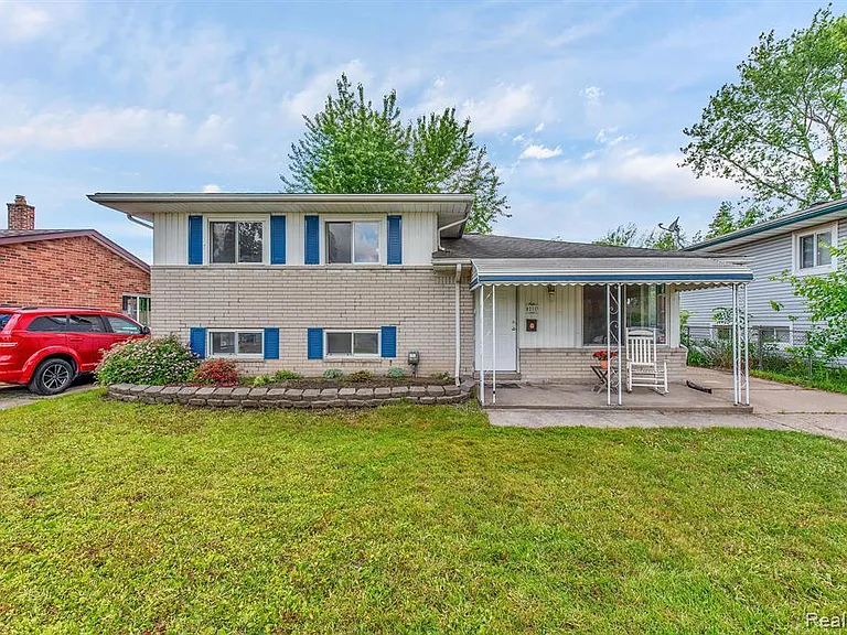 8211 Carrousel Blvd — Photo 1