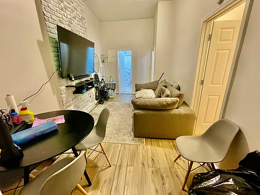 Rented by R New York | media 19