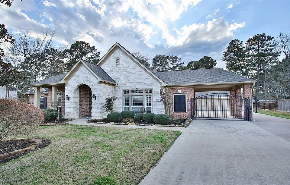 The long driveway has plenty of space for parking and the porte cache offers covered space for unloading right at the kitchen entry.