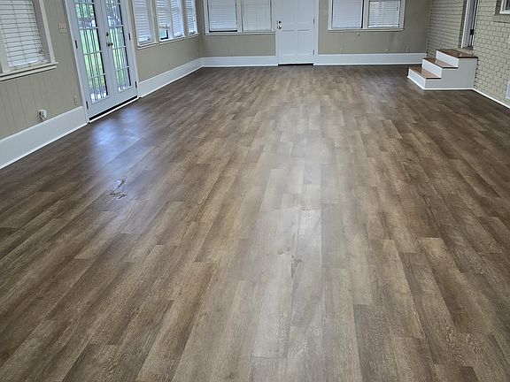 Entertainment room/Great Room
1000 Sq ft
New floors & Paint