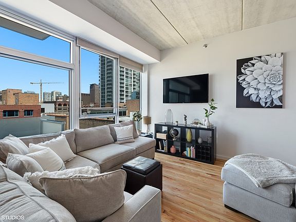 3rd image of 630 N Franklin St APT 816