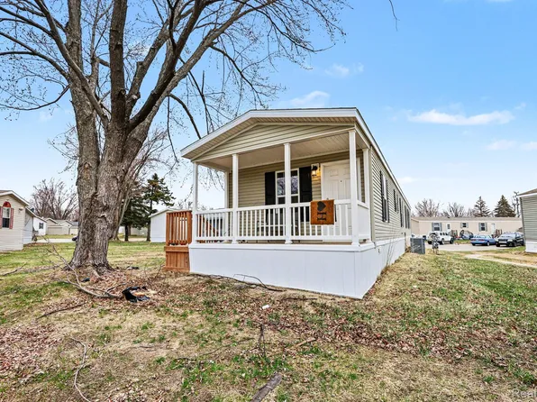 49611 Au Lac Dr E, Chesterfield, MI 48051