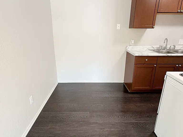 Johnson Parkway Apartments — Photo 8
