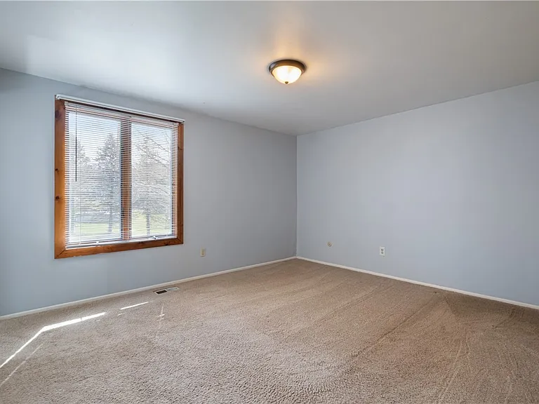 16 Wheatfield Dr — Photo 12