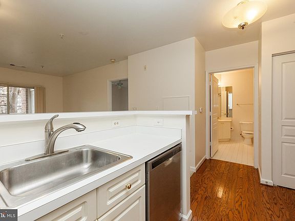 5th image of 2204 Westcourt Ln APT 201