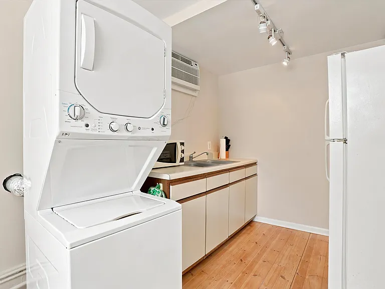 715 Pine St #2 — Photo 3