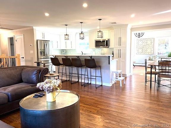 5th image of 34 Appleblossom Ln