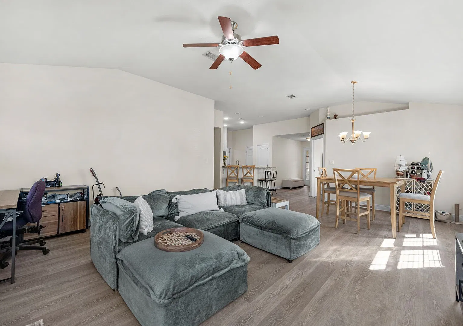 Charming Southern Cottage in Cove Gardens 3 Bedrooms, 2 Bathrooms & Privacy-Fenced Backyard! — Photo 4