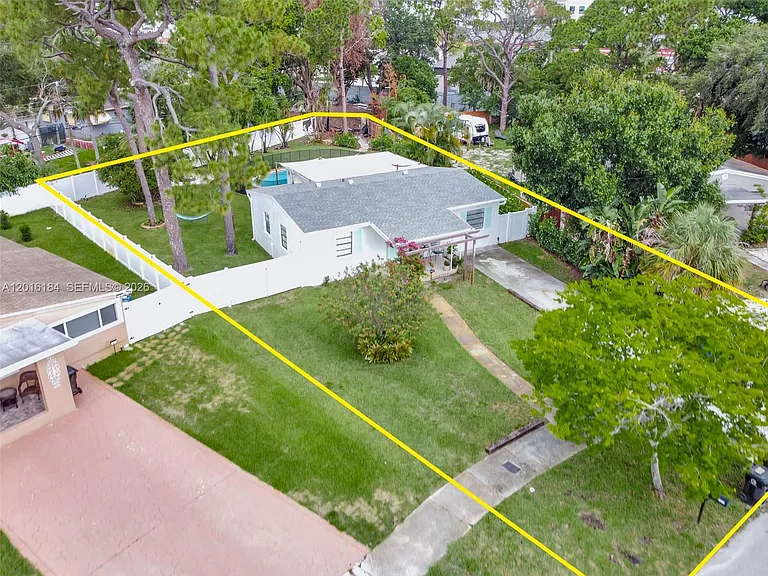 2217 SW 1st Ct — Photo 3