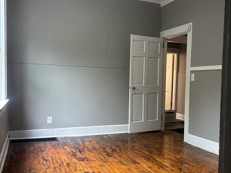437 Leeds Ave — Photo 7
