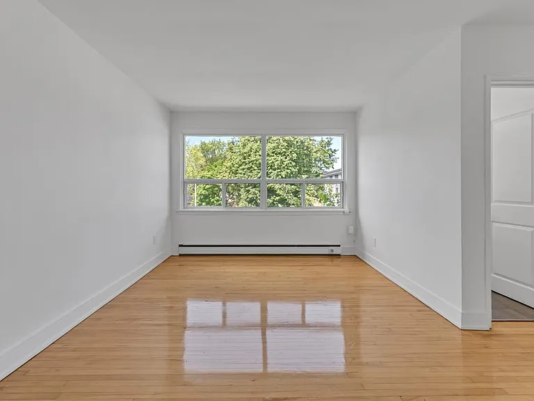 389 Yonge St — Photo 4
