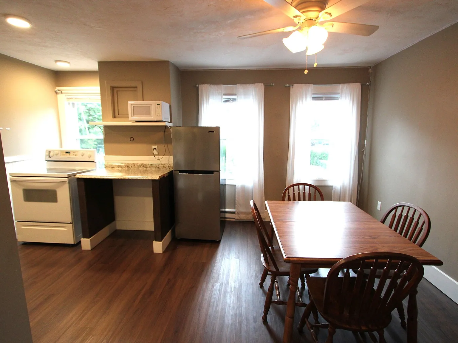 2 bed, 2.0 bath, 1300 sqft, $2,600 — Photo 3