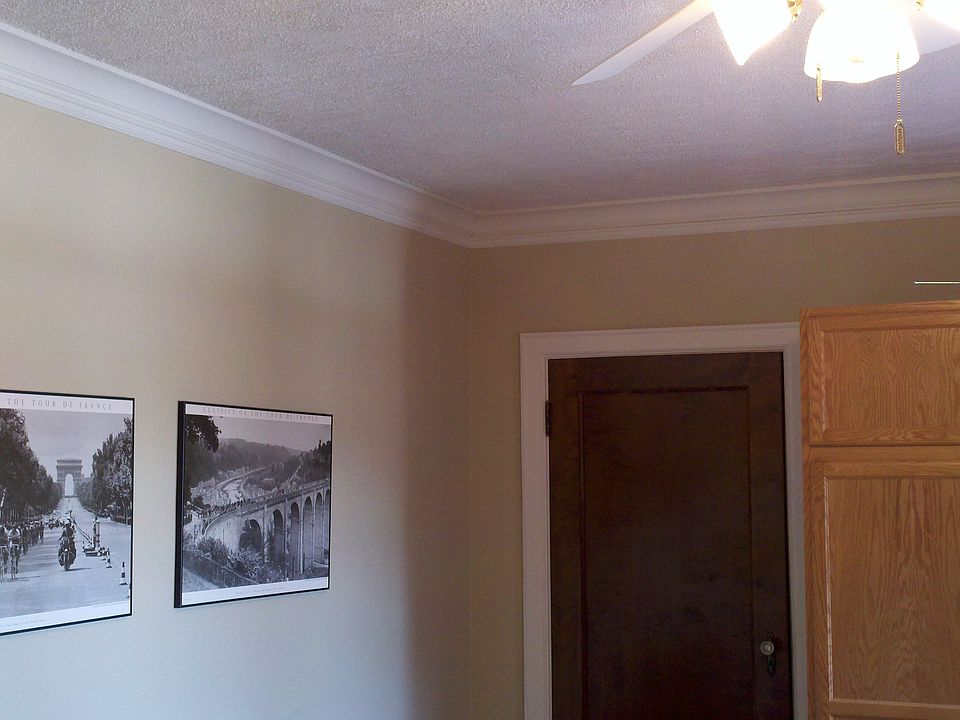Livingroom: north closet