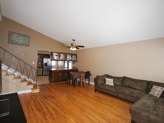 3rd image of 10612 S Kolmar Ave