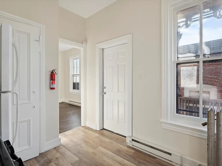 232 N 6th St #2R — Photo 8