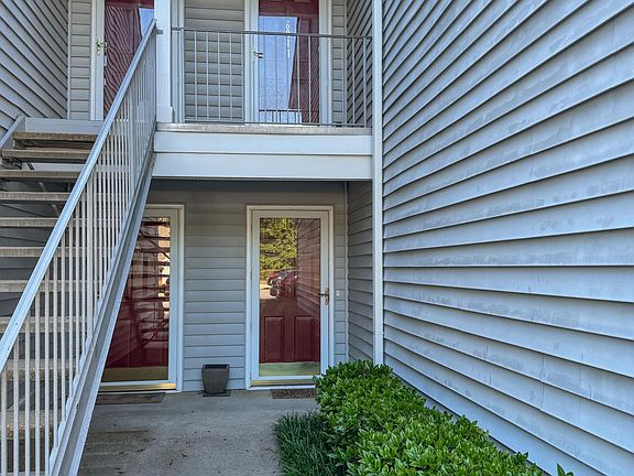 6043 Condo Entrance