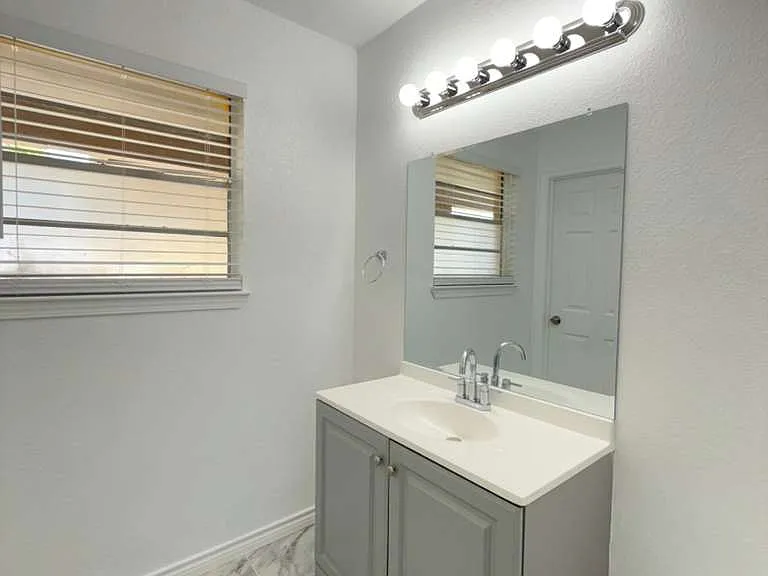 317 E Lindbergh Blvd — Photo 13