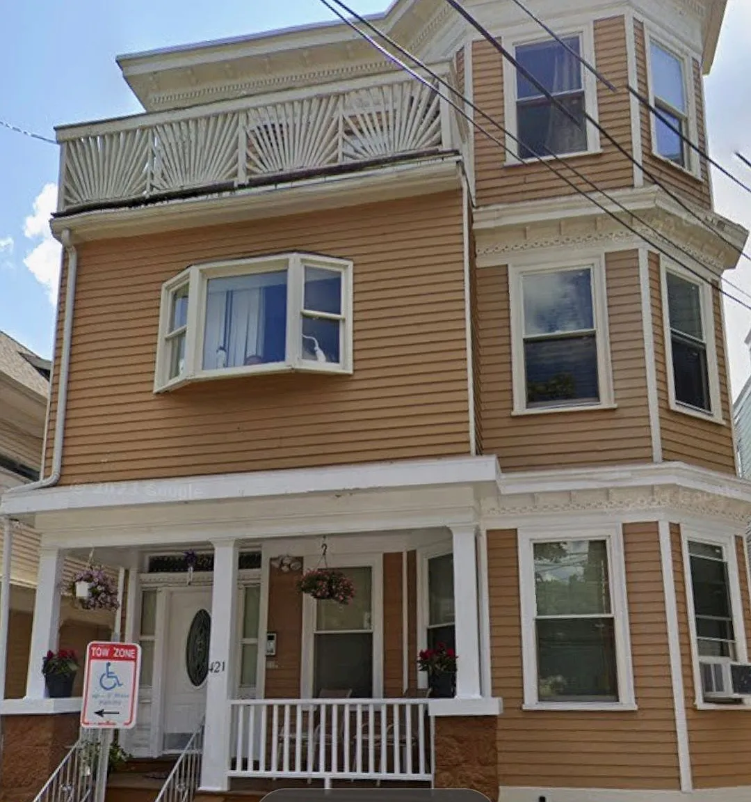 421 Seaver St — Photo 1