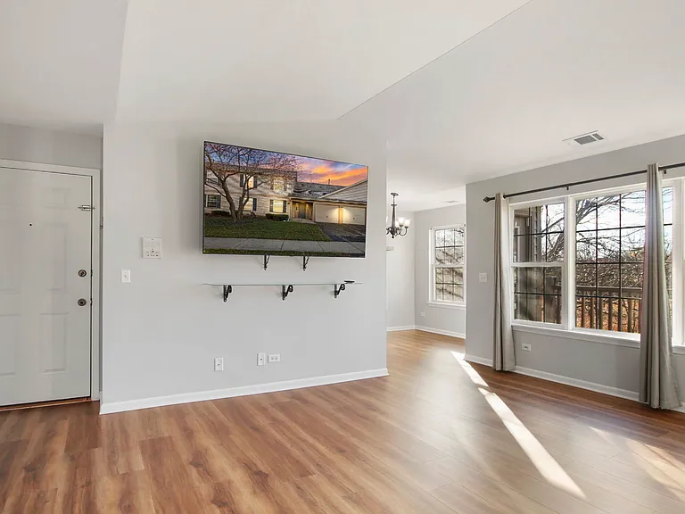 1037 N Village Dr #4 — Photo 10