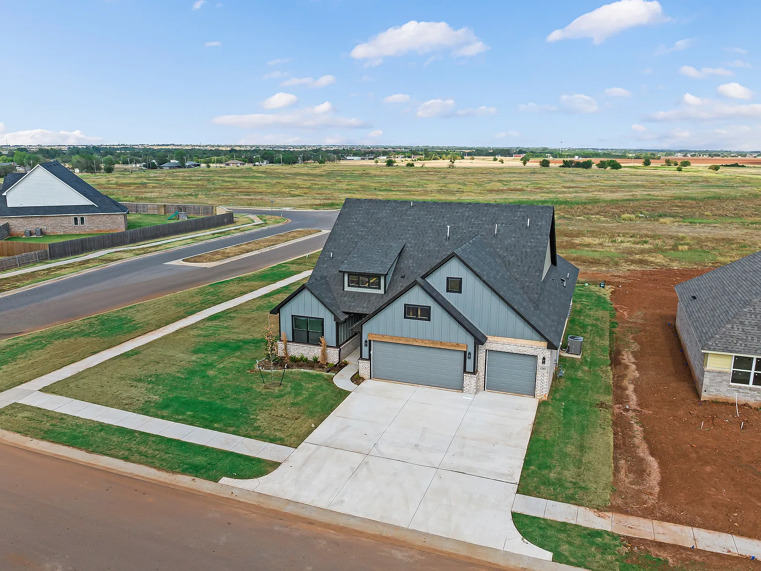 4 bed, 2.5 bath, 2034 sqft, $2,200 — Photo 3
