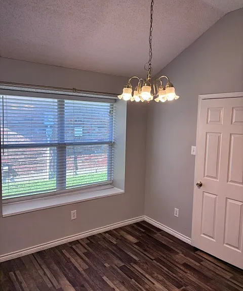 1300 Rosewood Ln — Photo 7