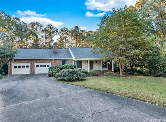 3rd image of 829 Elmwood Dr