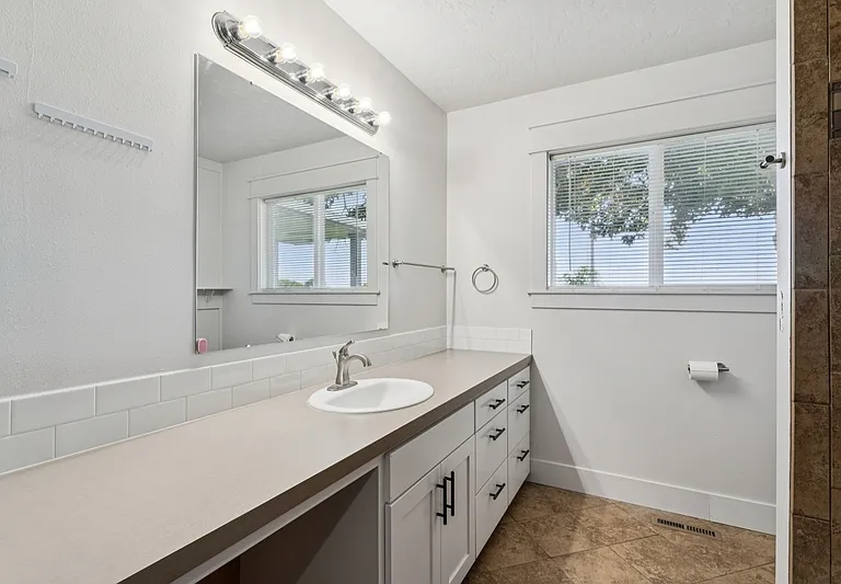 10996 Willis Rd — Photo 9
