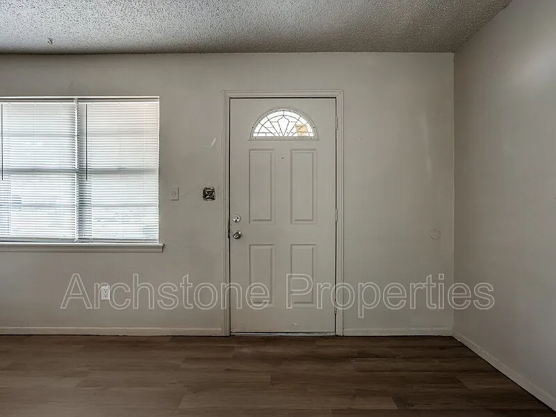 3 bed, 1.0 bath, 891 sqft, $1,095 — Photo 3