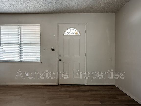 3rd image of 1309 Hickory Ln