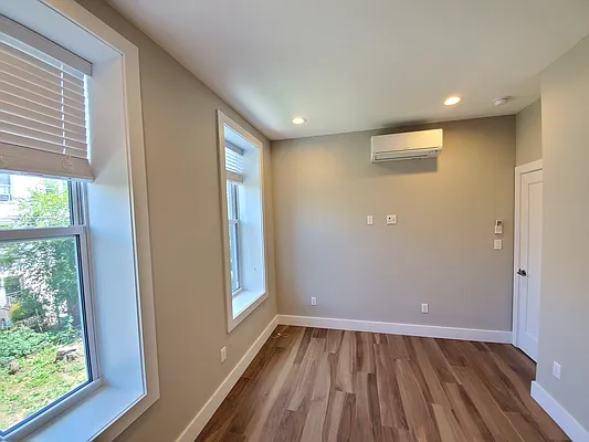 Rented by Astoria Realty | media 10