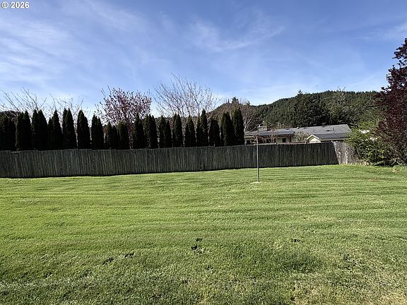 3rd image of 747 Evergreen Loop