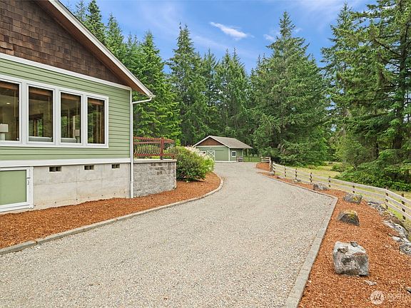 5th image of 6301 Foxtrail Court NE