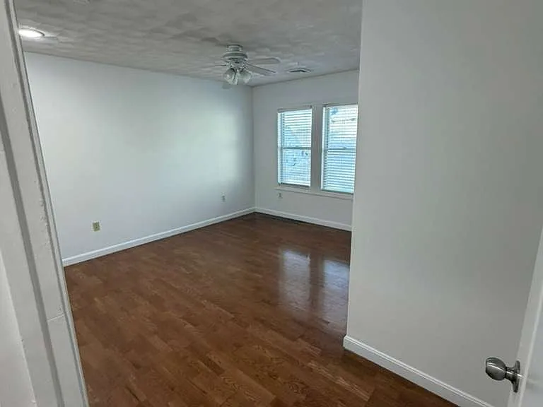 130-132 W Selden St #3 — Photo 15