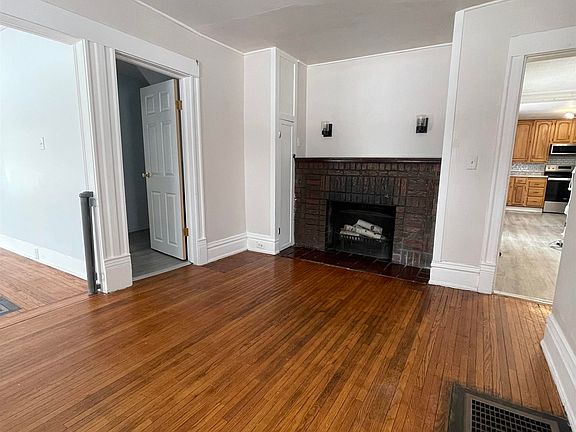 4th image of 402 W Main St