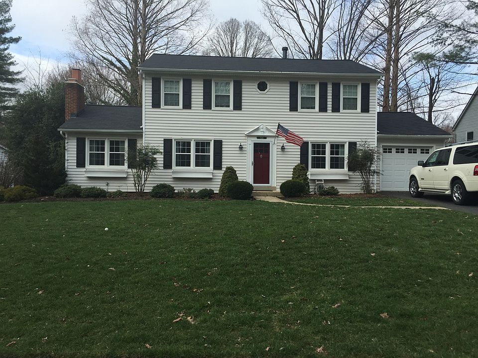 Lovely colonial on cul-de-sac