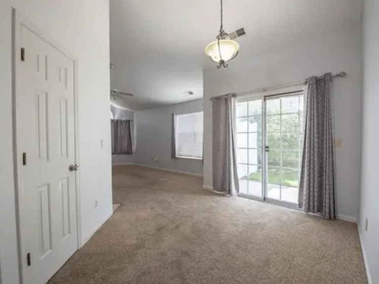 1072 Hampshire Pl — Photo 6