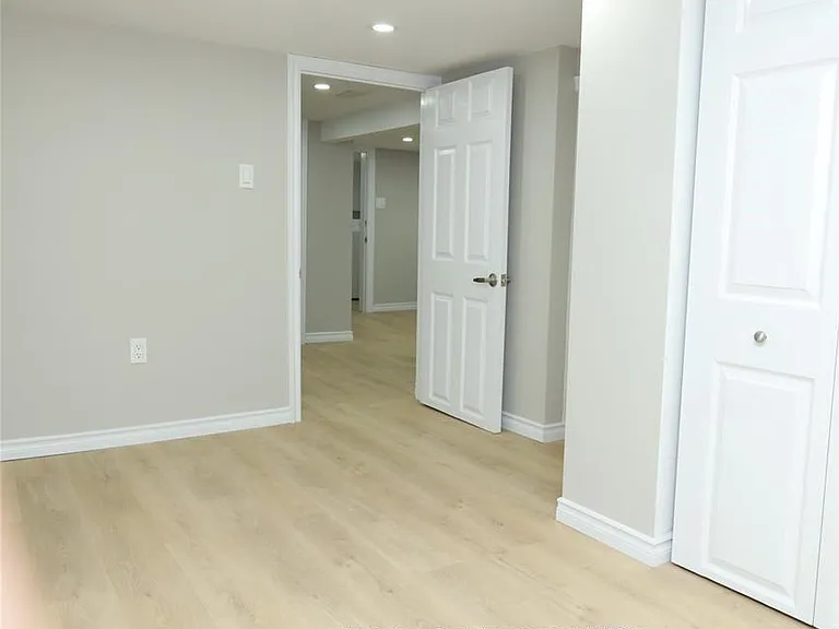 935 Langlois Ave #LOWER — Photo 12