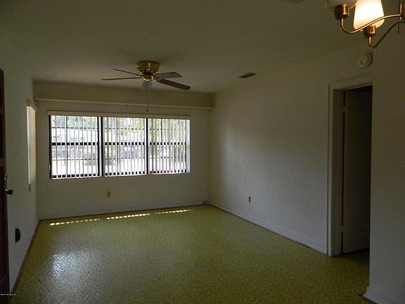 3rd image of 110 Fernwood St