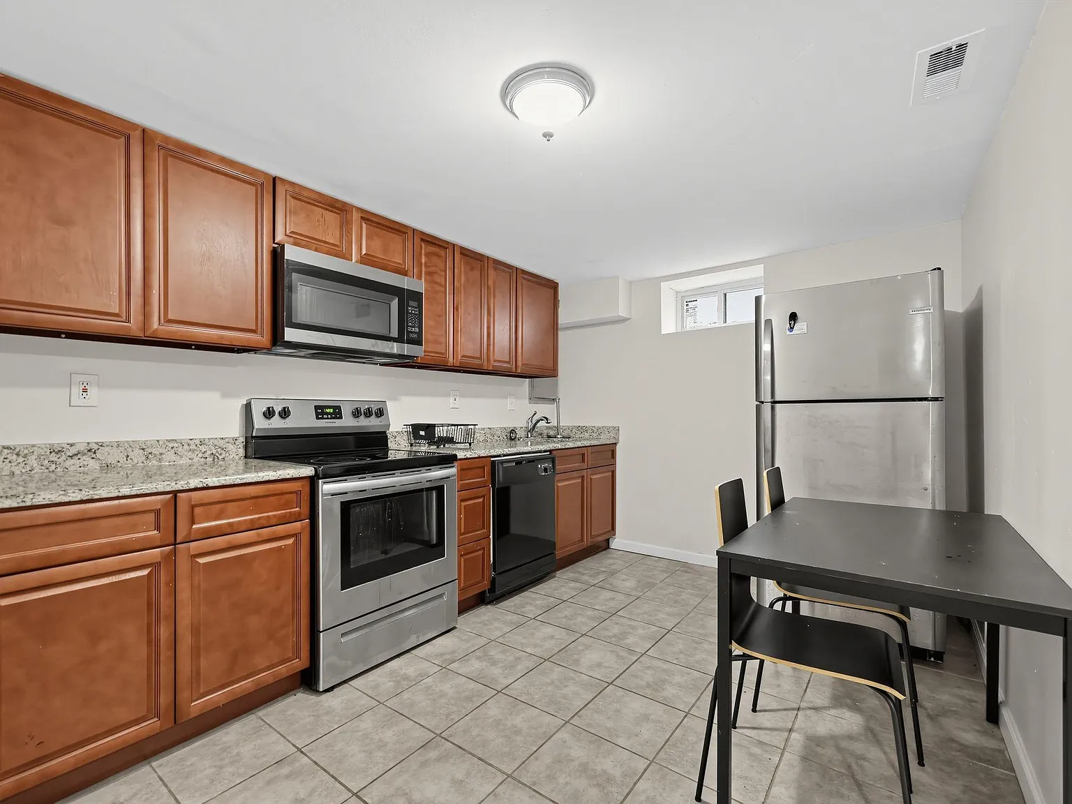 4 bed, 3.0 bath, 2000 sqft, $1,304 — Photo 3