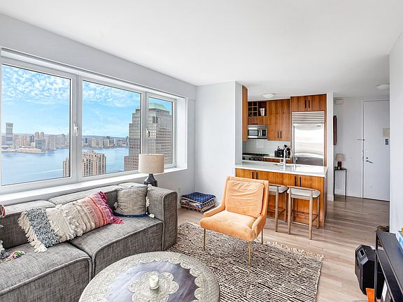 4th image of 88 Greenwich St APT 3701