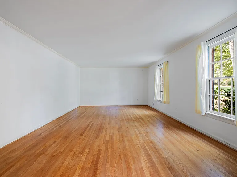 2401 Scarsborough Dr — Photo 7