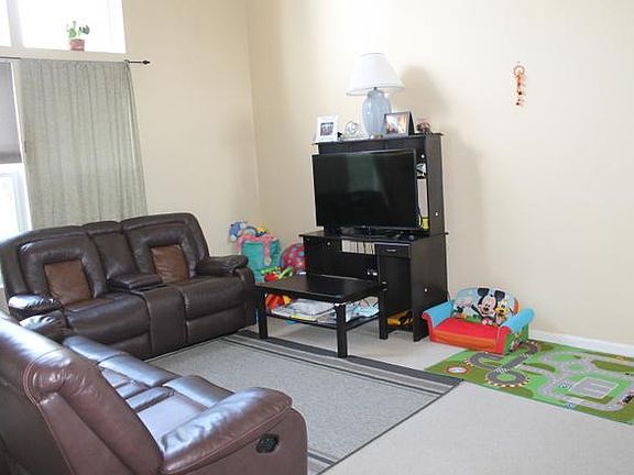 2nd image of 3138 Bromley Ln