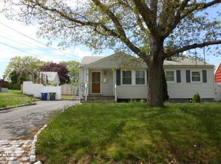 85 Travis Dr, Bridgeport, CT 06606