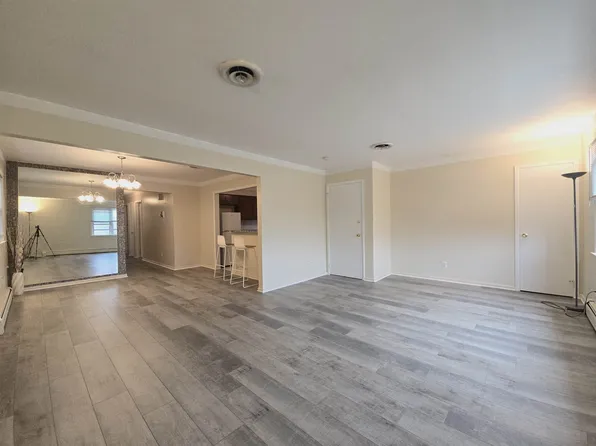 1000 Avenue C image 3 of 19