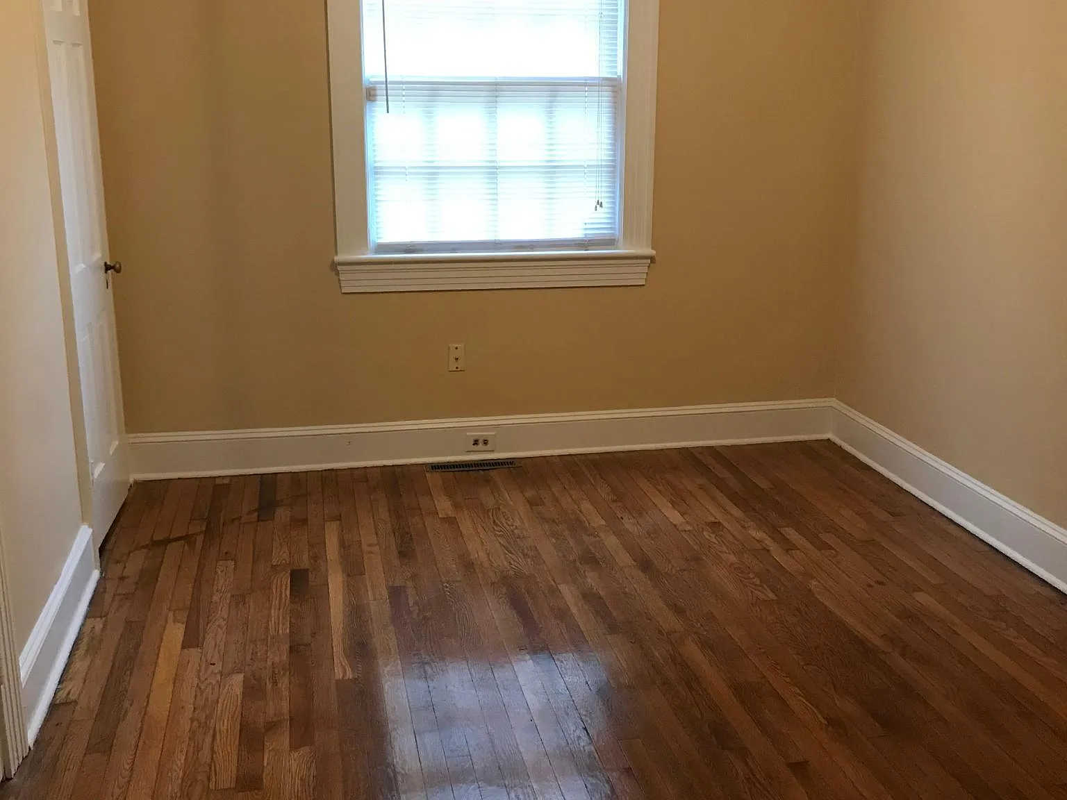 3 bed, 1200 sqft, $2,200 — Photo 3