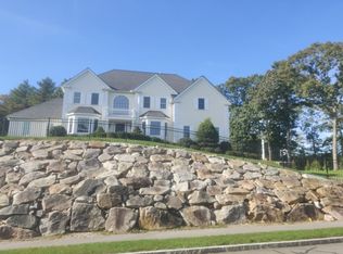 28 Olde Coach Rd, North Reading, MA 01864