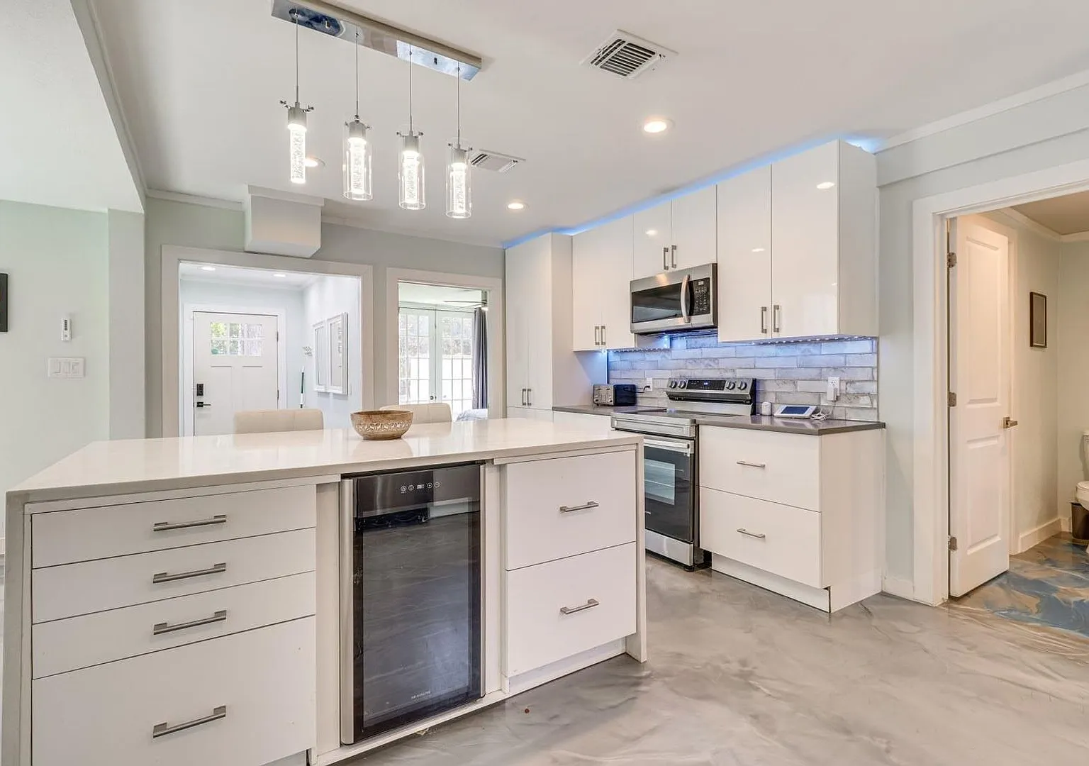 Fully furnished home - Available now! — Photo 3